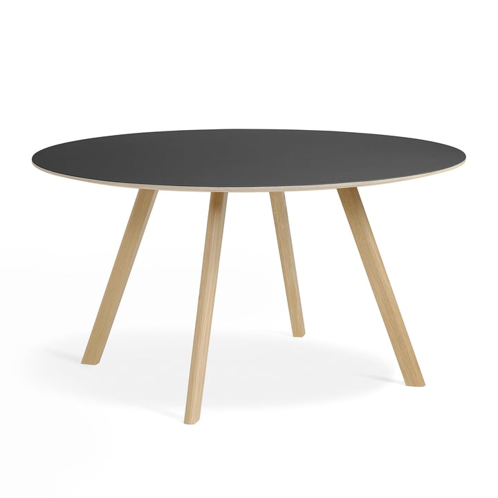 La table Copenhague CPH25 de Hay avec un diamètre de 140 cm en chêne laqué mat / linoléum noir