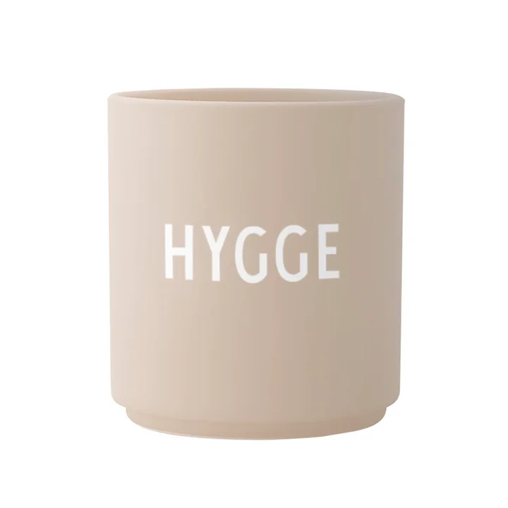 Le mug en porcelaine AJ Favourite, Hygge / beige de Design Letters
