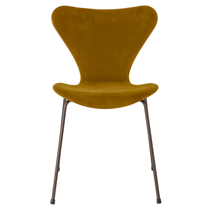 Série 7 chaise entièrement rembourrée de Fritz Hansen en velours soft ochre / piètement marron foncé