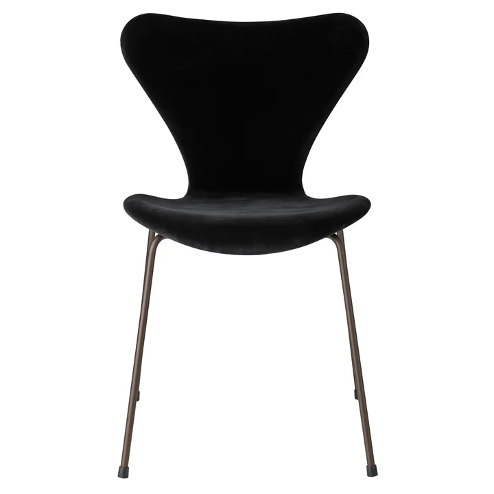 Série 7 chaise entièrement rembourrée de Fritz Hansen en velours night black / piètement marron foncé