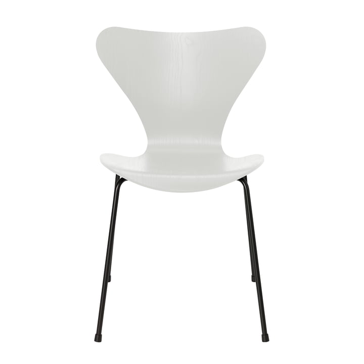 Série 7 chaise de Fritz Hansen en frêne teinté blanc / piétement noir