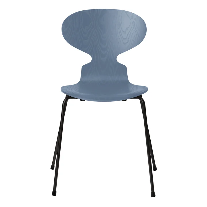 Chaise Ameise de Fritz Hansen en frêne teinté dusk blue / piètement noir