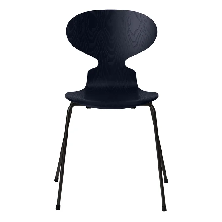 Chaise Ameise de Fritz Hansen en frêne teinté midnight blue / piètement noir