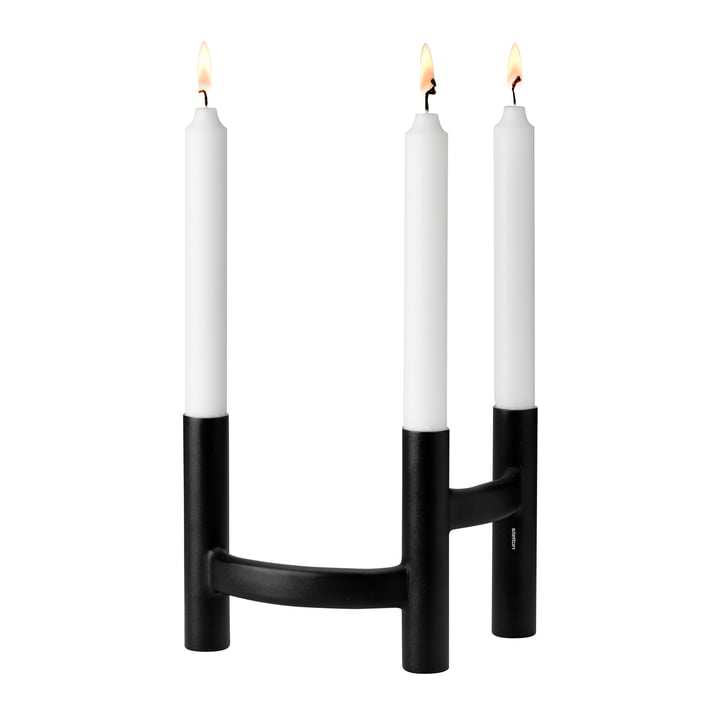Le chandelier à trois bras de Stelton avec des bougies allumées