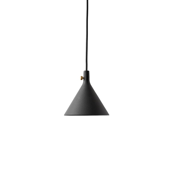 Le luminaire suspendu Menu Cast en forme d'entonnoir
