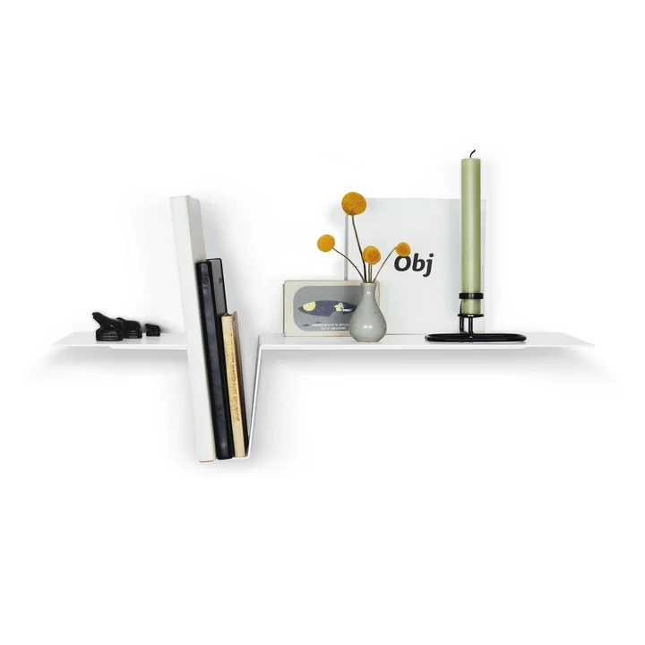 L'étagère murale DOV de vonbox avec des livres et des objets décoratifs