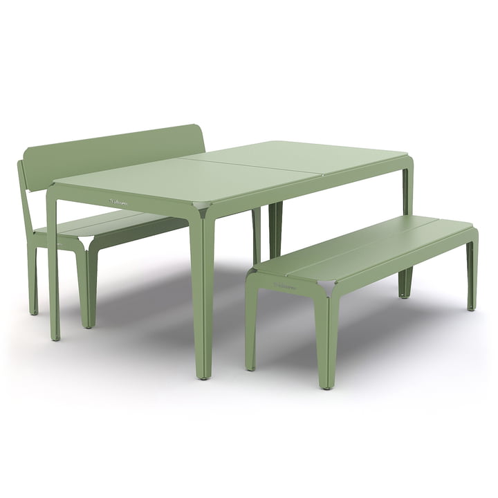 La table et le banc de la série Bended de Weltevree en vert pâle