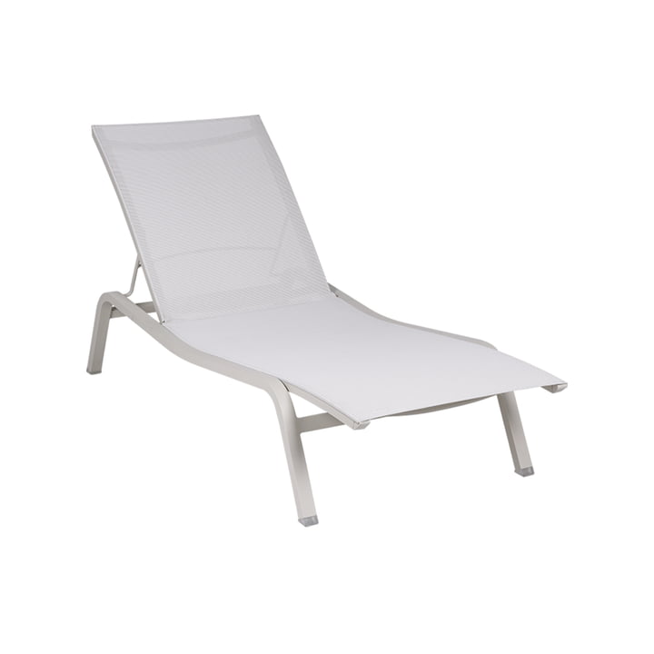 La chaise longue Alize XS de Fermob, gris argile