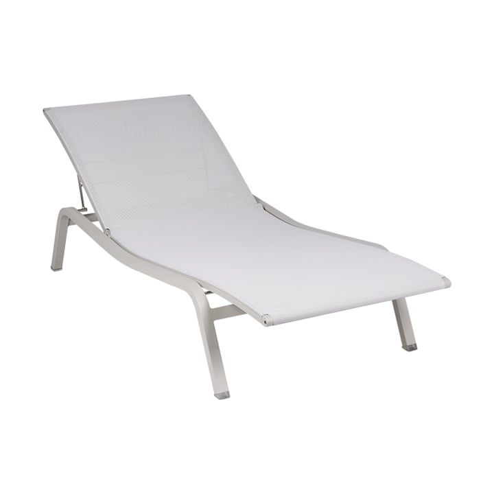 La chaise longue Alize réglable de Fermob , gris argile