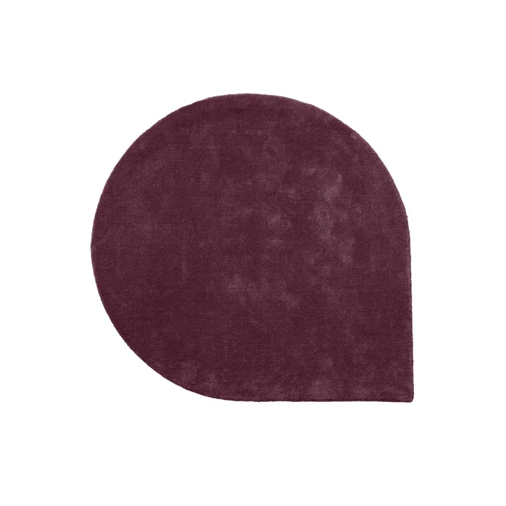 Le tapis Stilla de AYTM , 130 x 160 cm, bordeaux