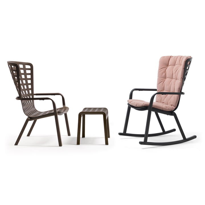 Le fauteuil d'extérieur Folio, le fauteuil à bascule, le tabouret Poggio et le couvre-siège de Nardi