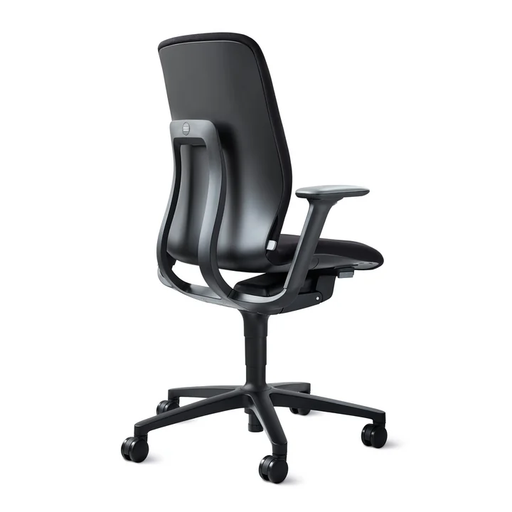 Le fauteuil pivotant de bureau AT Homeoffice de Wilkhahn s'adapte au corps