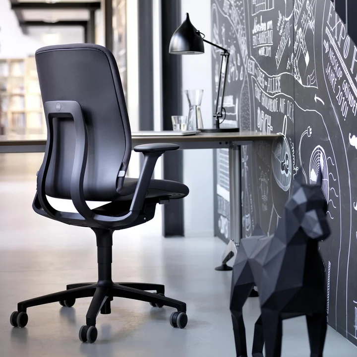Le fauteuil pivotant de bureau à ressorts AT Homeoffice de Wilkhahn au bureau