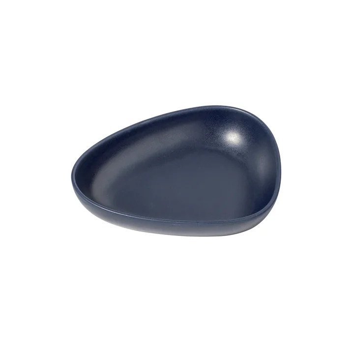 Curve Stoneware assiette creuse 22 x 19 cm de Lind DNA sur navy blue