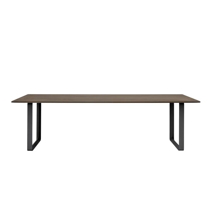 70/70 table à manger 255 x 108 cm de Muuto en chêne fumé / noir.