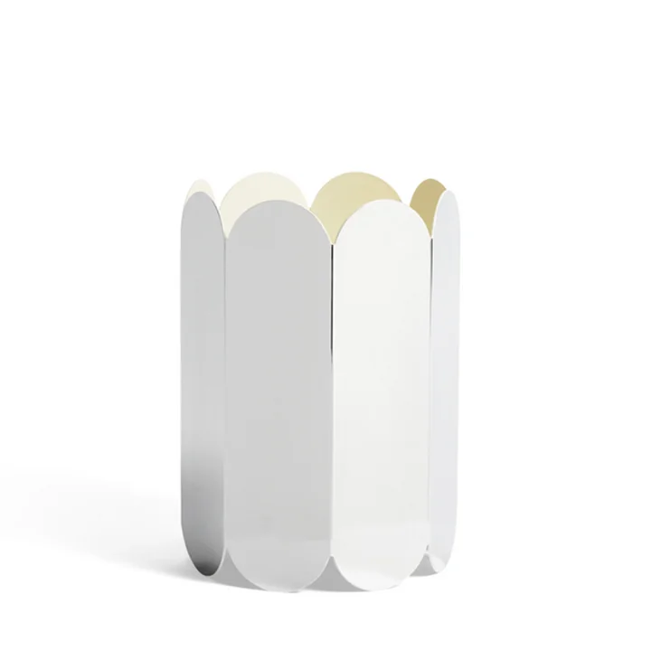 Arcs Vase de HAY dans l'interprétation mirror