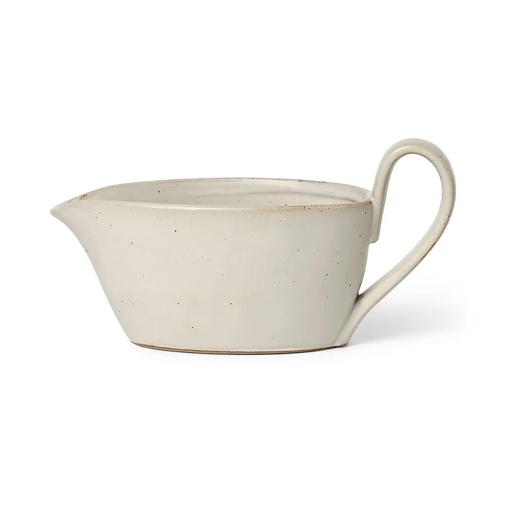 Flow Gravy boat de Ferm Living dans la couleur blanc cassé