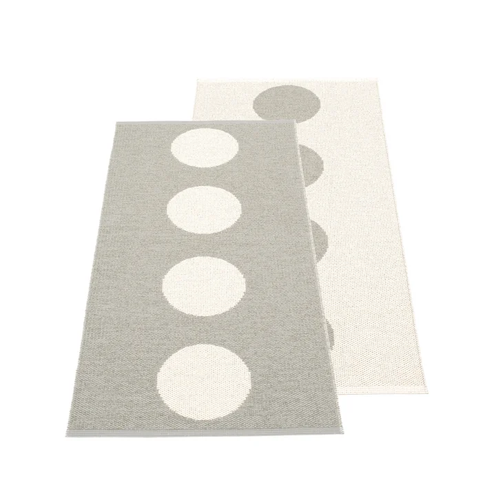 Vera Tapis réversible, 70 x 150 cm par Pappelina dans warmgrey / vanilla