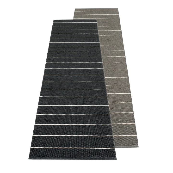 Carl Tapis réversible, 70 x 270 cm de Pappelina dans black / charcoal