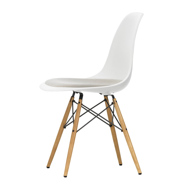 Eames Plastic Side Chair DSW avec coussin d'assise de Vitra en frêne couleur miel / blanc (patins en feutre de base foncé)