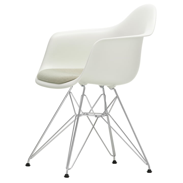 Eames Plastic Armchair DAR avec coussin d'assise de Vitra en chrome / blanc (patins en feutre de base foncé)