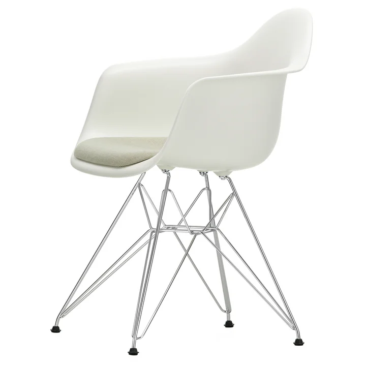 Eames Plastic Armchair DAR avec coussin d'assise de Vitra en chromé / blanc (patins en feutre basic dark)