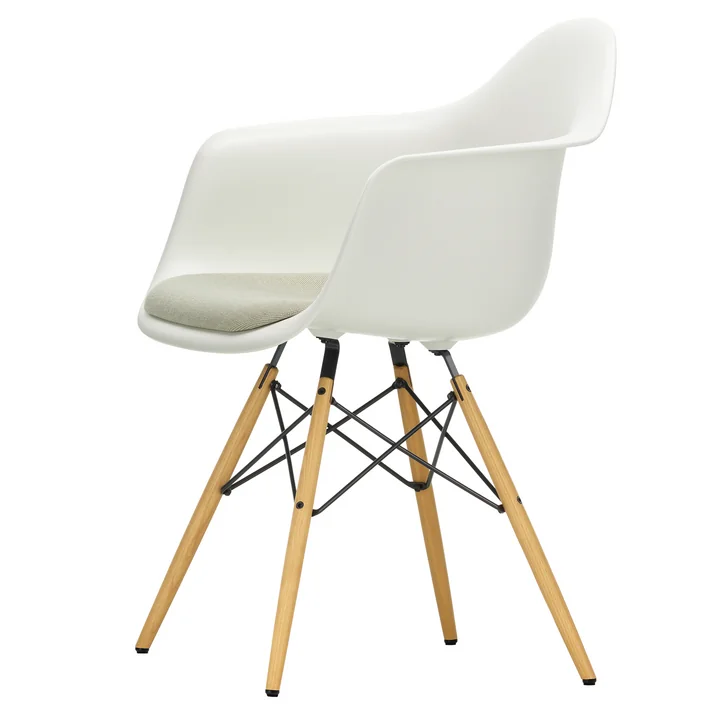 Eames Plastic Armchair DAW avec coussin d'assise de Vitra en frêne couleur miel / blanc (patins en feutre basic dark)