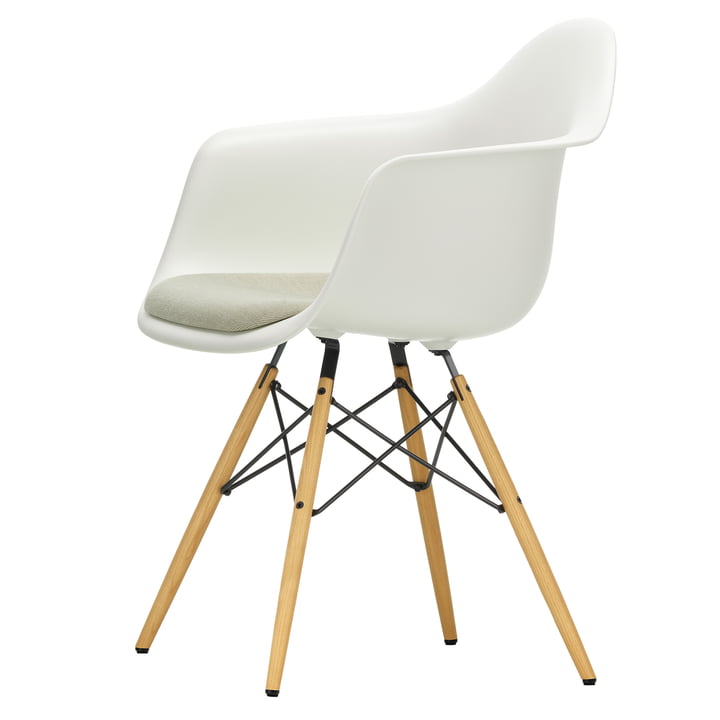 Eames Plastic Armchair DAW avec coussin d'assise de Vitra en frêne couleur miel / blanc (patins en feutre de base foncé)