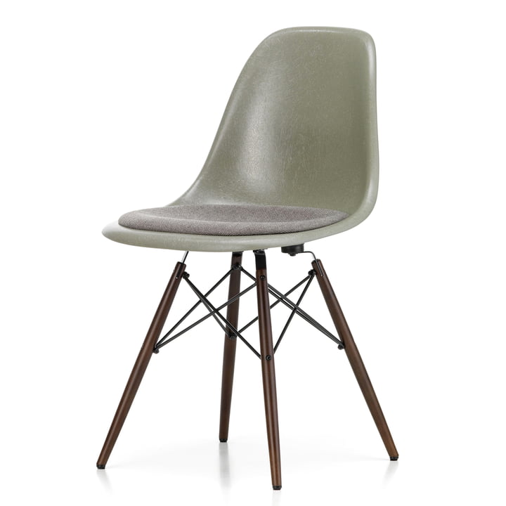 Eames Fiberglass Side Chair DSW avec coussin d'assise de Vitra en érable foncé / Eames raw umber / warmgrey/moor brown