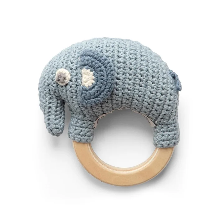 Hochet Eléphant au crochet de Sebra dans la couleur powder blue