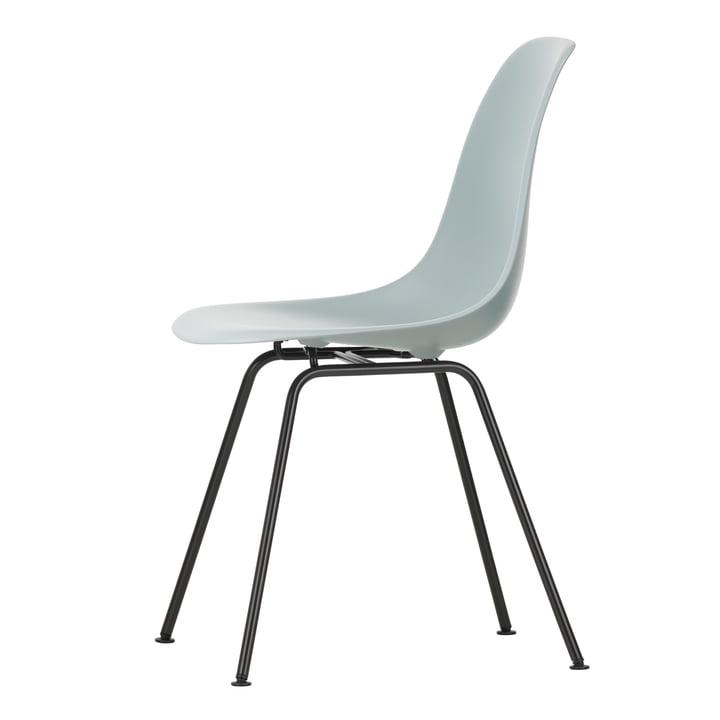Eames Plastic Side Chair DSX de Vitra dans la version gris clair / basic dark