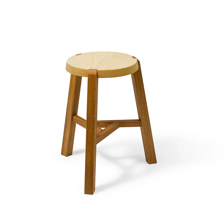 Tabouret en Y H 45 cm de Auerberg en frêne huilé / chêne huilé