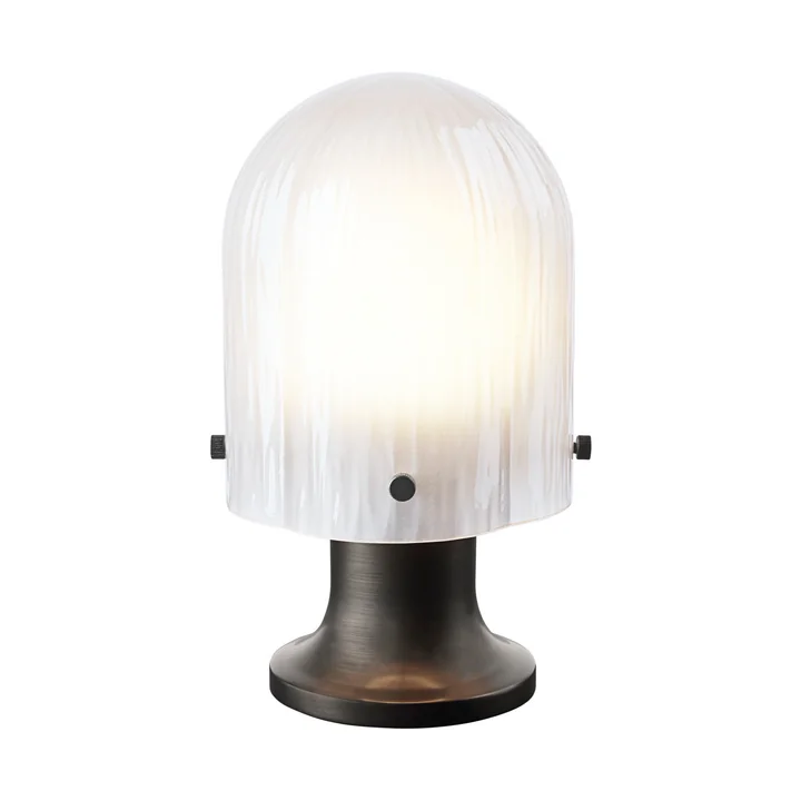 Seine Lampe de table LED Outdoor de Gubi dans la version laiton antique / verre givré