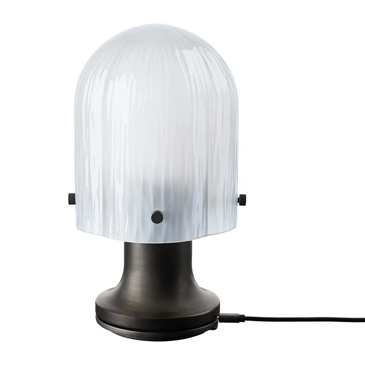 Seine Lampe de table LED Outdoor de Gubi dans la version laiton antique / verre givré