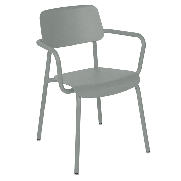 Studie Chaise avec accoudoirs Outdoor de Fermob en couleur gris lapilli
