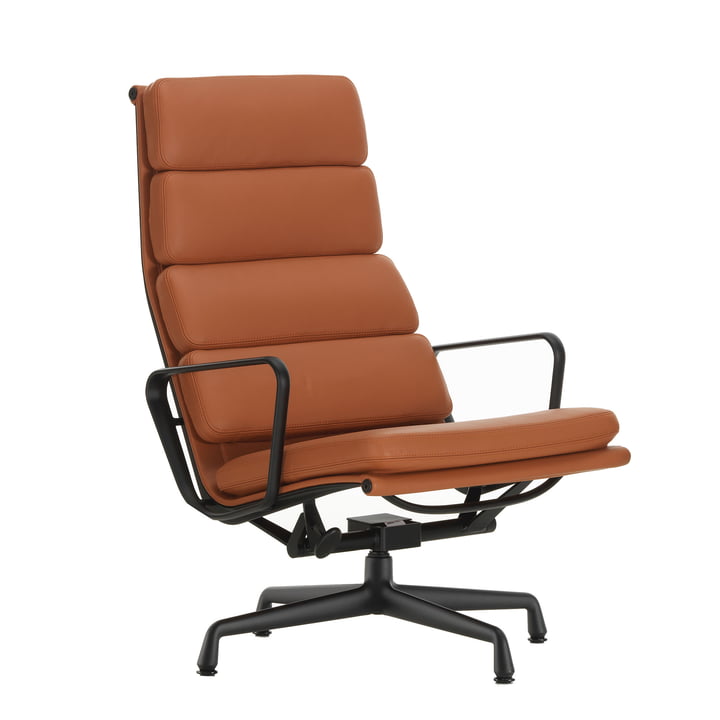 Vitra - EA 222 Soft Pad fauteuil deep black avec accoudoirs, pivotant, cuir Premium F, cognac (patins pour moquette )