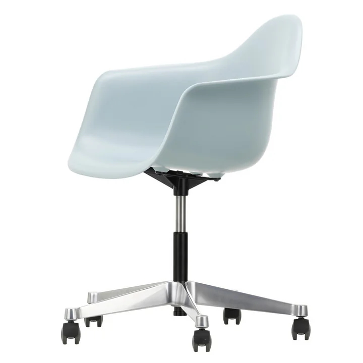 Eames Plastic Armchair de Vitra