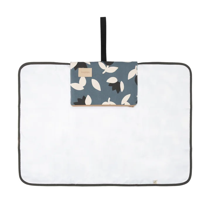 Hyde Park Matelas à langer, blue black tulips de Nobodinoz