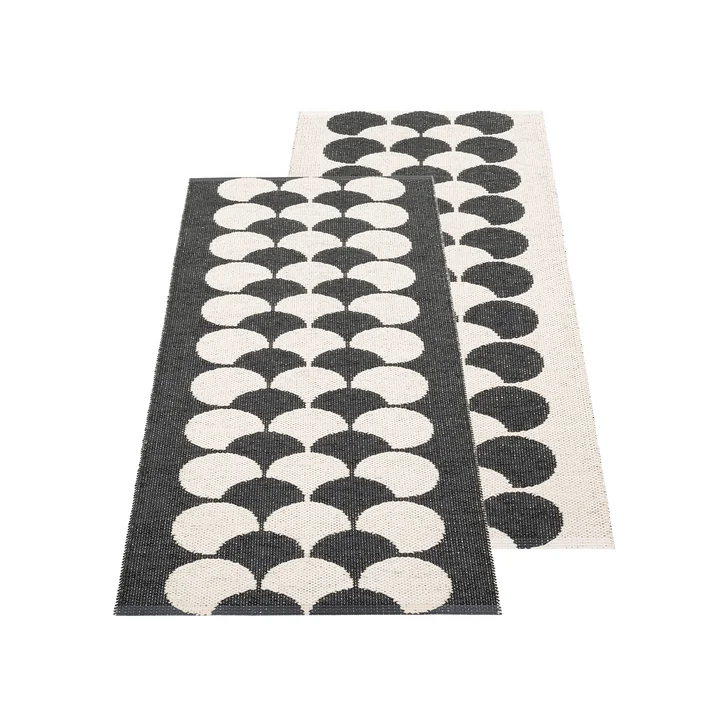 POPPY Tapis, 150 x 70 cm, black de Pappelina