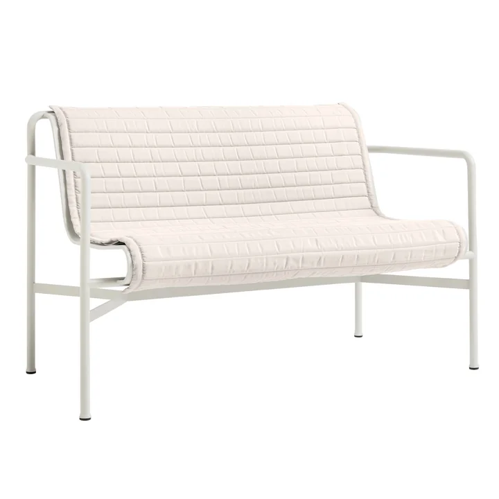 HAY - Coussin matelassé « Palissade » pour banc de salle à manger, blanc crème, posé sur un banc de salle à manger