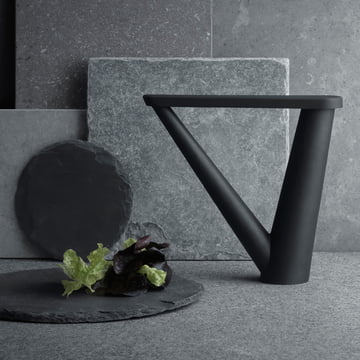 Le distributeur d'huile Aldo Bakker de Georg Jensen, en acier coulé noir mat, est un point fort sculptural dans votre cuisine.