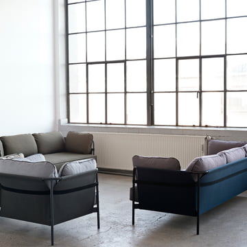 Canapé canapé, canapé 3 places et groupe de fauteuils agencés par Hay pour former un coin salon.