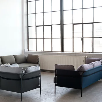 Canapé canapé, canapé 3 places et groupe de fauteuils agencés par HAY pour former un coin salon.