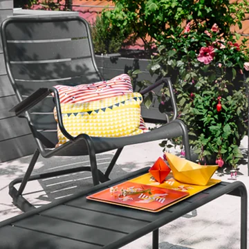 Luxembourg Collection Fermob sur une terrasse ensoleillée