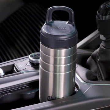 Le gobelet isotherme Majoris d'Esbit dans le porte-gobelets de la voiture