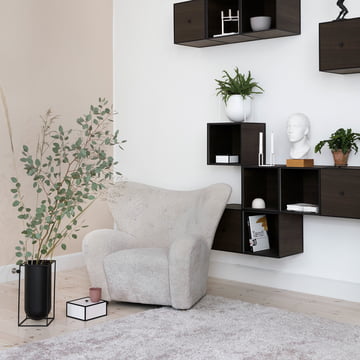 Kubus Vase Nolia, Modules d'étagères de cadres et le fauteuil The Tired Man de Lassen