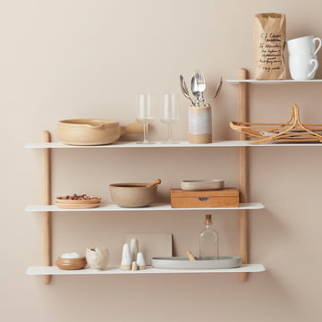 Etagère murale Nivo B en chêne clair / blanc de Gejst dans la cuisine