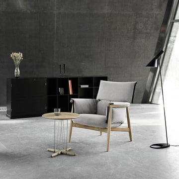 E021 Table d'appoint Embrace de Carl Hansen devant la chaise Embrace Chair