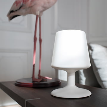 Lampe de table sans fil, en coton blanc de Koziol sur la commode.
