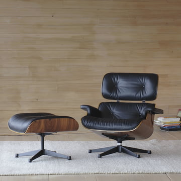 Le Lounge Chair avec ottoman de Vitra allie élégance et confort d'assise